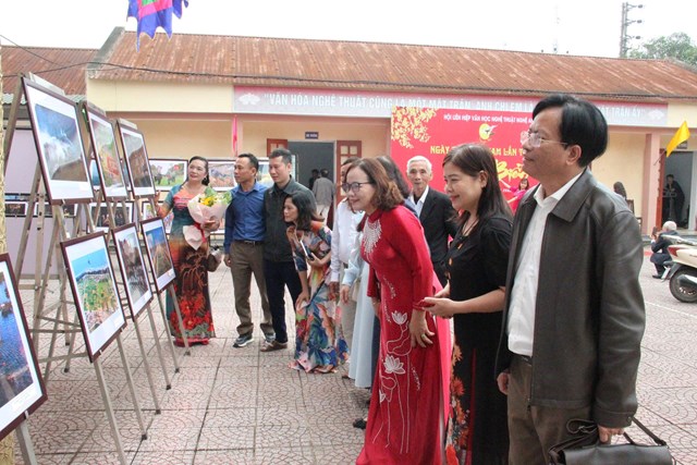 Thưởng thức kh&ocirc;ng gian trưng b&agrave;y ảnh tại Ng&agrave;y thơ Việt Nam