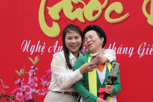 B&agrave;y tỏ niềm hạnh ph&uacute;c khi được tham gia Ng&agrave;y thơ Việt Nam