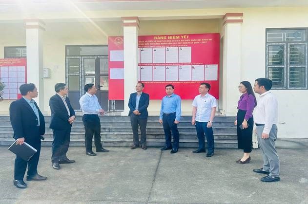 L&atilde;nh đạo Đo&agrave;n đại biểu Quốc hội tỉnh Ph&uacute; Thọ kiểm tra, gi&aacute;m s&aacute;t khu vực bỏ phiếu th&ocirc;n Tam Quang x&atilde; B&igrave;nh Xuy&ecirc;n.