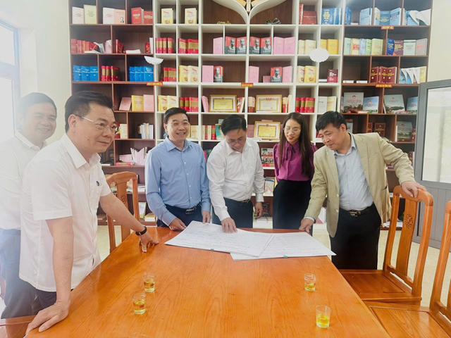 L&atilde;nh đạo Đo&agrave;n đại biểu Quốc hội tỉnh Ph&uacute; Thọ kiểm tra, gi&aacute;m s&aacute;t khu vực bỏ phiếu th&ocirc;n Quảng Khai x&atilde; B&igrave;nh Xuy&ecirc;n.