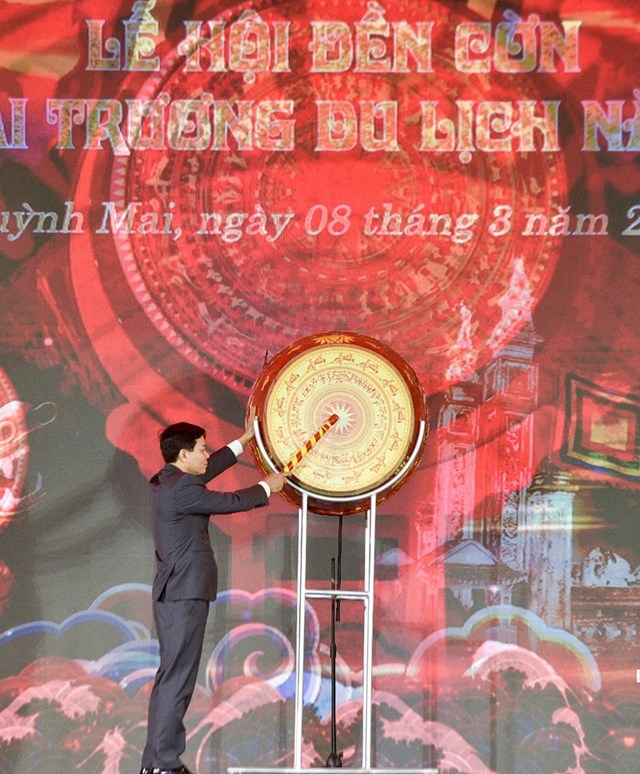 &Ocirc;ng Hồ Văn Cậy - Chủ tịch phường Quỳnh Mai đ&aacute;nh trống khai mạc Lễ hội Đền Cờn 2026