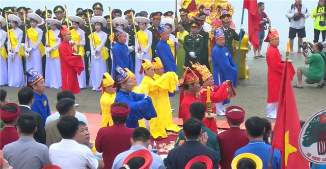 Thực hiện c&aacute;c lễ nghi t&iacute;n ngưỡng tại Lễ hội Đền Cờn