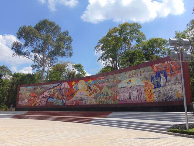 Bức tranh ho&agrave;nh tr&aacute;ng tại Căn cứ Trung ương Cục miền Nam l&agrave; c&ocirc;ng tr&igrave;nh nghệ thuật mang &yacute; nghĩa lịch sử, văn h&oacute;a v&agrave; gi&aacute;o dục s&acirc;u sắc khắc họa vai tr&ograve; l&agrave; cơ quan chỉ đạo cao nhất của c&aacute;ch mạng miền Nam, thể hiện tinh thần ki&ecirc;n cường, dũng cảm v&agrave; sự hy sinh cao cả của thế hệ đi trước, đặc biệt l&agrave; qu&acirc;n v&agrave; d&acirc;n trong khu vực căn cứ.