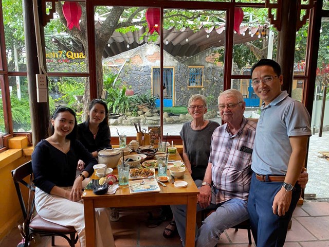 Sau nhiều năm học tập và công tác trong ngành nhà hàng, khách sạn tại nhiều quốc gia phát triển ngành dịch vụ như Singapore, Dubai.. ông Bùi Phan Tú (ảnh ngoài cùng bên phải) đã quyết định trở về Việt Nam, lựa chọn lập nghiệp và phát triển các sản phẩm dịch vụ tại tỉnh Tây Ninh với chuỗi thương hiệu Sen7 và Hotel986.