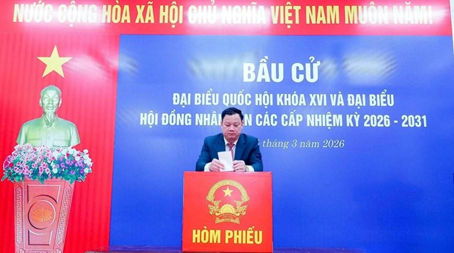 B&iacute; thư Tỉnh ủy Nghệ An Nguyễn Khắc Thận gặp gỡ cử tri v&agrave; tham gia bỏ phiếu bầu cử