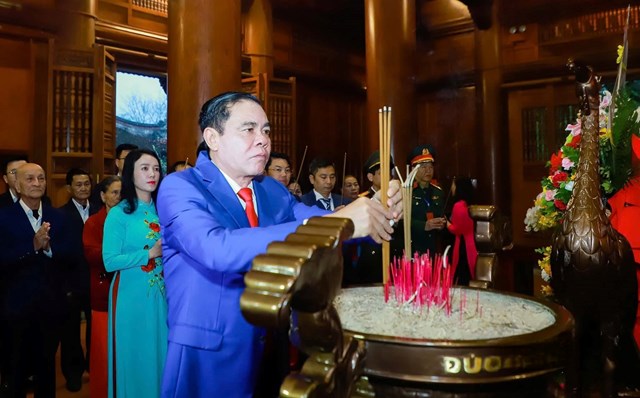 Chủ tịch UBND tỉnh Nghệ An V&otilde; Trọng Hải d&acirc;ng hương Chủ tịch Hồ Ch&iacute; Minh tại Khu di t&iacute;ch Quốc gia đặc biệt Kim Li&ecirc;n, trước khi bỏ phiếu bầu cử