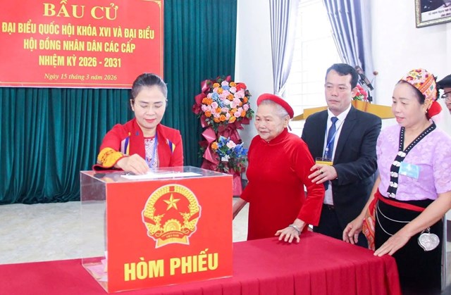 Ph&oacute; B&iacute; thư Tỉnh ủy Nghệ An - Chủ tịch UBMTTQVN tỉnh Nghệ An V&otilde; Thị Minh Sinh tham gia bỏ phiếu