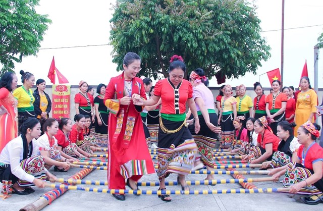 Kh&ocirc;ng kh&iacute; vui tươi khi cử tri v&ugrave;ng cao c&ugrave;ng tham gia nhảy sạp giao lưu tại điểm bầu cử.