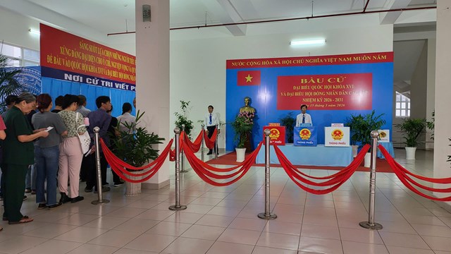 Người d&acirc;n phấn khởi tham gia bỏ phiếu trong Ng&agrave;y hội bầu cử