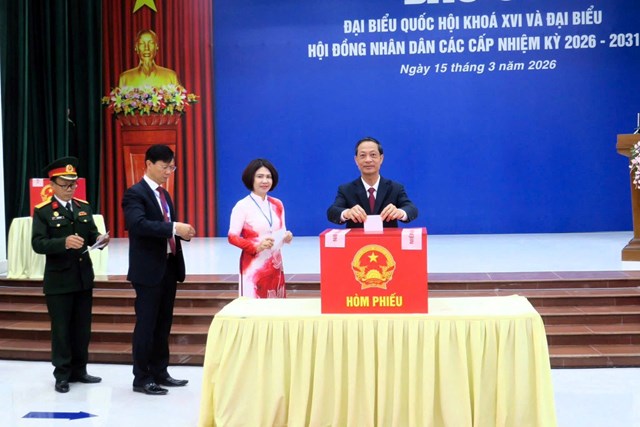 Đồng ch&iacute; Đỗ Mạnh Hiến c&ugrave;ng cử tri thực hiện quyền v&agrave; nghĩa vụ c&ocirc;ng d&acirc;n tại điểm bỏ phiếu.