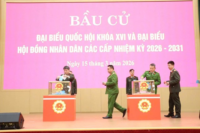 Đông đảo cán bộ, chiến sĩ tham gia bỏ phiếu bầu đại biểu Quốc hội Việt Nam khóa XVI và đại biểu Hội đồng Nhân dân Việt Nam các cấp nhiệm kỳ 2026–2031.
