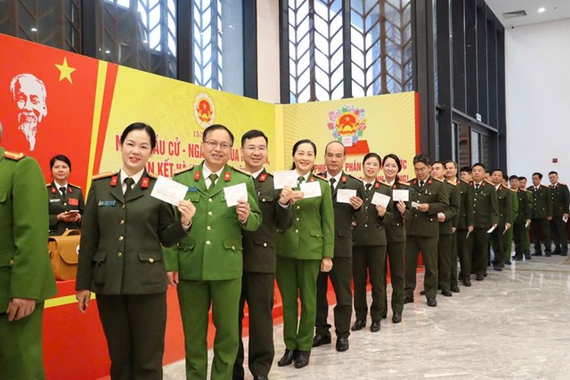 Công an Quảng Ninh hoàn thành bỏ phiếu sớm, sẵn sàng bảo đảm an ninh bầu cử - Ảnh 2