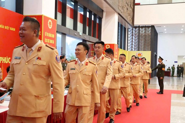 Cán bộ, chiến sĩ xếp hàng tham gia bỏ phiếu trong không khí nghiêm túc, trách nhiệm.