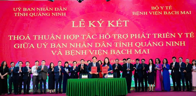 L&atilde;nh đạo UBND tỉnh Quảng Ninh v&agrave; Bệnh viện Bạch Mai thực hiện k&yacute; kết thỏa thuận hợp t&aacute;c to&agrave;n diện trong lĩnh vực y tế, s&aacute;ng 26/3 tại H&agrave; Nội, với sự chứng kiến của đại biểu c&aacute;c bộ, ng&agrave;nh v&agrave; ng&agrave;nh y tế hai đơn vị.