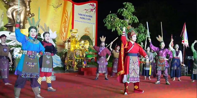 Không gian sân khấu rực rỡ sắc màu, hòa quyện âm nhạc, ánh sáng và nghệ thuật chèo truyền thống, tạo dấu ấn đặc sắc trong lòng khán giả.