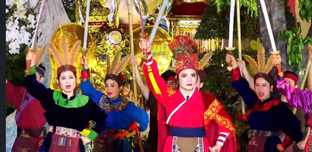 Các nghệ sĩ Nhà hát Chèo Xứ Đông tái hiện khí thế khởi nghĩa trong ca cảnh chèo “An Biên dậy sóng cờ đào” tại Lễ hội Nữ tướng Lê Chân.