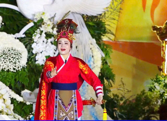 NSƯT Thùy Dương hóa thân Nữ tướng Lê Chân, uy nghi trong sắc đỏ “cờ đào” – biểu tượng của khí phách quật khởi và ý chí dựng xây vùng đất An Biên.