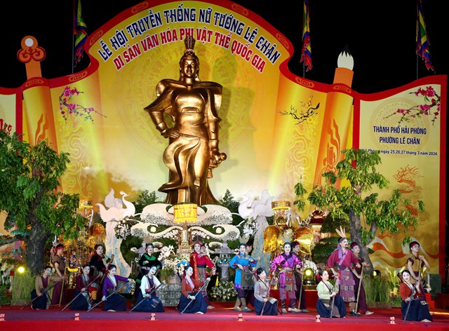 Không gian sân khấu hoành tráng tại Lễ hội Nữ tướng Lê Chân tái hiện trọn vẹn khí thế “An Biên dậy sóng cờ đào”, tôn vinh hình tượng Lê Chân – biểu tượng của tinh thần quật khởi và khát vọng dựng xây vùng đất Hải Phòng.