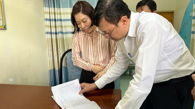 PGS.TS.BS. Nguyễn Vũ Thượng, Ph&oacute; Viện trưởng Viện Pasteur Th&agrave;nh phố Hồ Ch&iacute; Minh, đang kiểm tra Sổ theo d&otilde;i trẻ nghỉ học v&igrave; bệnh của trường mầm non tại Đồng Nai