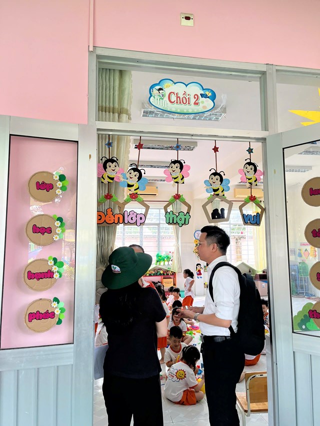 C&aacute;n bộ Viện Pasteur Th&agrave;nh phố Hồ Ch&iacute; Minh kiểm tra, gi&aacute;m s&aacute;t việc thực hiện ph&ograve;ng chống bệnh tay ch&acirc;n miệng tại trường mầm non