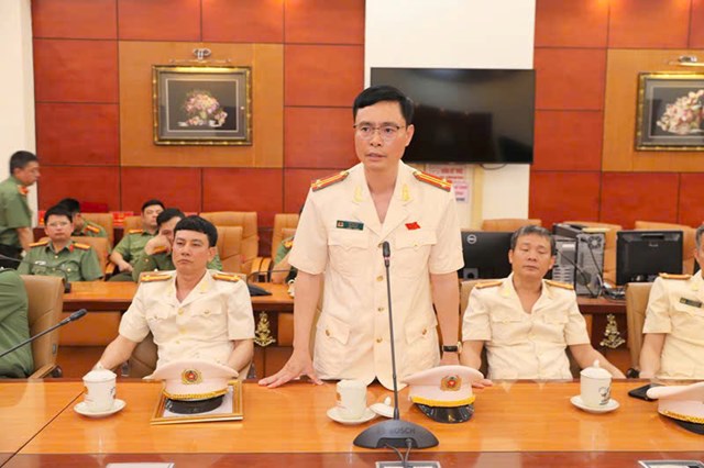 Trung tá Vũ Văn Tấn, nguyên Trưởng Đồn Công an khu công nghiệp VSIP, Phó Trưởng CAP Hòa Bình phát biểu cảm tưởng tại buổi lễ