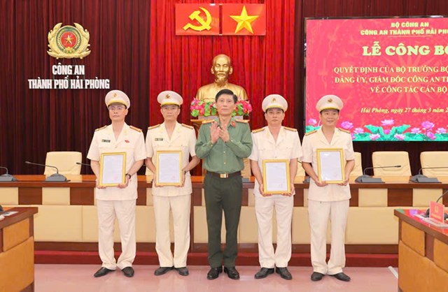 Đại tá Phạm Viết Dũng, Phó Bí thư Đảng ủy, Phó Giám đốc CATP trao quyết định của giám đốc CATP và chúc mừng các cán bộ được điều động, bố trí công tác mới.