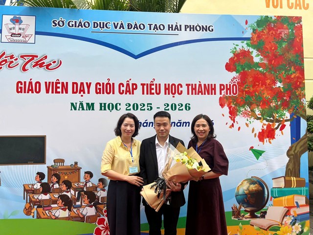 Thầy giáo Lê Thanh Tùng cùng đại diện nhà trường và đồng nghiệp tại Hội thi.