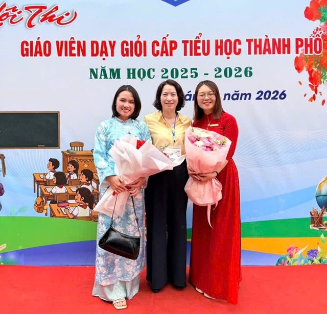 Giáo viên Trường Tiểu học Hồng Phong chụp ảnh lưu niệm tại Hội thi giáo viên dạy giỏi cấp tiểu học thành phố Hải Phòng năm học 2025–2026.