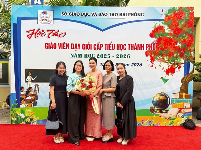 Ban giám hiệu và tập thể giáo viên Trường Tiểu học Tân Tiến tặng hoa,Giáo viên dạy giỏi cấp thành phố.