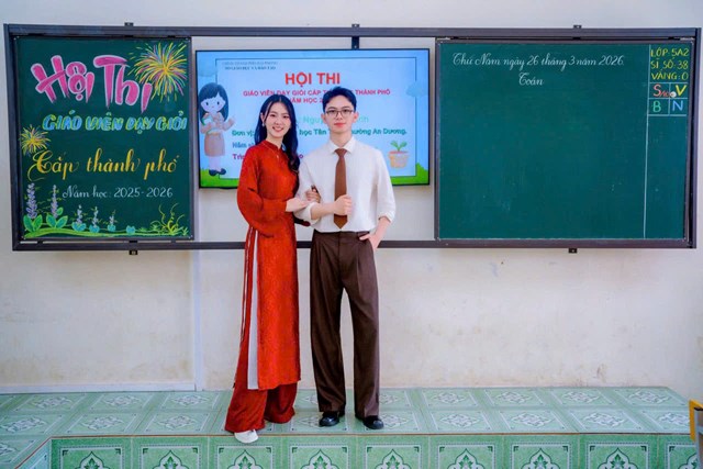 Các thầy cô giáo Trường Tiểu học Tân Tiến tham gia Hội thi Giáo viên dạy giỏi cấp thành phố.