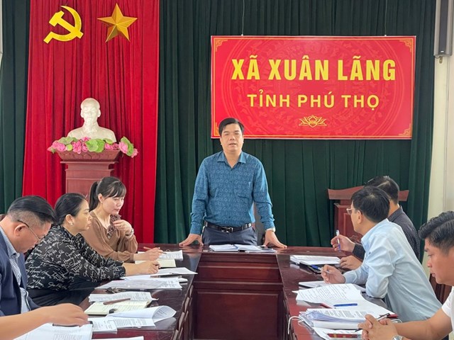 &Ocirc;ng Nguyễn Hữu Mạnh, Ph&oacute; chủ tịch UBND x&atilde; Xu&acirc;n L&atilde;ng chỉ đạo c&aacute;c ph&ograve;ng, ban đẩy mạnh c&ocirc;ng t&aacute;c đầu tư x&acirc;y dựng v&agrave; giải ng&acirc;n vốn đầu tư c&ocirc;ng hiệu quả.