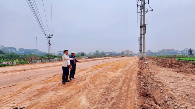 C&aacute;n bộ Ban Quản l&yacute; dự &aacute;n x&atilde; Xu&acirc;n L&atilde;ng v&agrave; c&aacute;c đơn vị li&ecirc;n quan tăng cường theo d&otilde;i, đẩy nhanh nghiệm thu, thanh to&aacute;n khối lượng ho&agrave;n th&agrave;nh, quyết to&aacute;n dự &aacute;n.