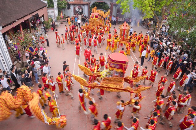 Người dân Mạn Xuyên tham gia rước kiệu trong không khí trang nghiêm và linh thiêng.(Ảnh Xuân Bút)