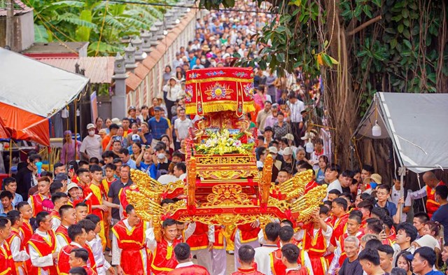 Người dân Mạn Xuyên tham gia rước kiệu trong không khí trang nghiêm và linh thiêng (Ảnh Xuân Bút)