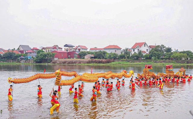 Nghi thức rước “kiệu bay” trên sông trong lễ hội đình làng Mạn Xuyên (Ảnh Xuân Bút)