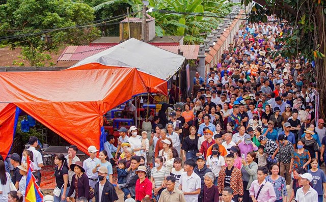 Toàn cảnh lễ hội đình làng Mạn Xuyên với đông đảo nhân dân và du khách tham dự. (Ảnh Xuân Bút)