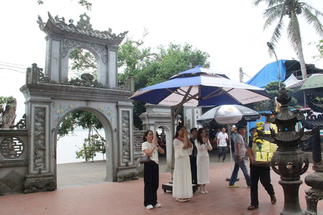 Chị Nguyễn Thị Hảo, đến từ thủ đ&ocirc; H&agrave; Nội k&iacute;nh cẩn h&ograve;a m&igrave;nh c&ugrave;ng lễ Đền