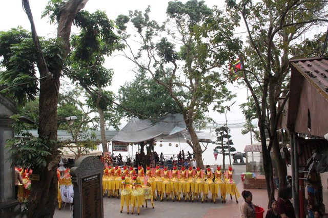 Đến d&acirc;ng hương lễ Đền, du kh&aacute;ch c&ograve;n được thưởng cảnh thơ mộng với những m&aacute;i cong của kiến tr&uacute;c đền cổ, ẩn hiện dưới những t&aacute;n l&aacute; sum su&ecirc; soi b&oacute;ng xuống d&ograve;ng s&ocirc;ng Lam