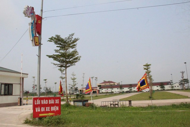 S&acirc;n b&atilde;i đỗ xe v&agrave;o Đền được x&acirc;y dựng khang trang quy củ