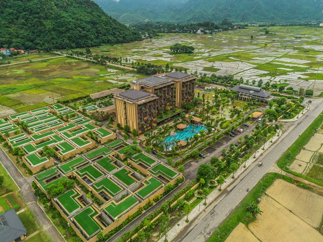 Mandala Retreats Kim Bôi nằm tại xã Kim Bôi, tỉnh Phú Thọ là khách sạn nghỉ dưỡng, kết hợp trị liệu, chăm sóc sức khỏe bằng suối khoáng thiên nhiên tiên phong tại Việt Nam.