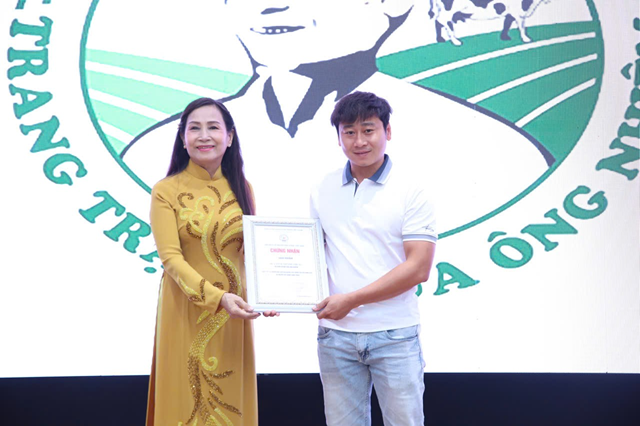 Đại diện Sữa chua &ocirc;ng Nhiệm nhận giấy chứng nhận từ ban tổ chức