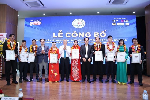 &Ocirc;ng B&ugrave;i Thanh Thủy, Ph&oacute; Chủ tịch ki&ecirc;m Tổng thư k&yacute; Hội Bảo vệ Người ti&ecirc;u d&ugrave;ng Việt Nam (thứ 6 từ tr&aacute;i sang); &Ocirc;ng V&otilde; Hồng Sơn, Trưởng đại diện ph&iacute;a Nam, Bộ C&ocirc;ng Thương (thứ 5 từ phải sang) &Ocirc;ng Phan Thế Thắng, Ph&oacute; trưởng Ban Bảo vệ người ti&ecirc;u d&ugrave;ng, Ủy ban Cạnh tranh Quốc gia, Bộ C&ocirc;ng Thương (thứ 4 từ tr&aacute;i sang) trao Chứng nhận cho đại diện c&aacute;c Doanh nghiệp đạt Top 10 H&agrave;ng h&oacute;a, dịch vụ người ti&ecirc;u d&ugrave;ng tin cậy năm 2025.