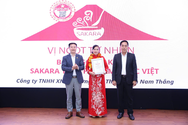 Gi&aacute;m đốc C&ocirc;ng ty B&ugrave;i Thị S&aacute;ng vinh dự nhận Chứng nhận.