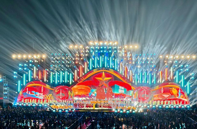 Toàn cảnh lễ khai mạc Liên hoan Phát thanh toàn quốc lần thứ XVII - Quảng Ninh 2026 với sân khấu hoành tráng, rực rỡ ánh sáng tại Quảng trường 30/10.