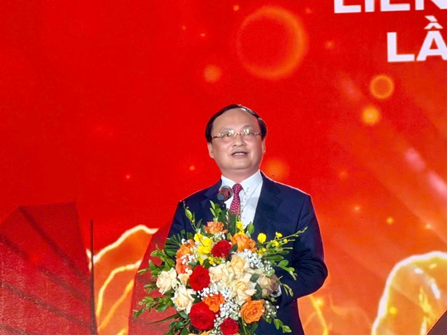 Tổng Giám đốc Đài Tiếng nói Việt Nam Đỗ Tiến Sỹ phát mạc Liên hoan, khẳng định yêu cầu đổi mới, sáng tạo của phát thanh hiện đại.