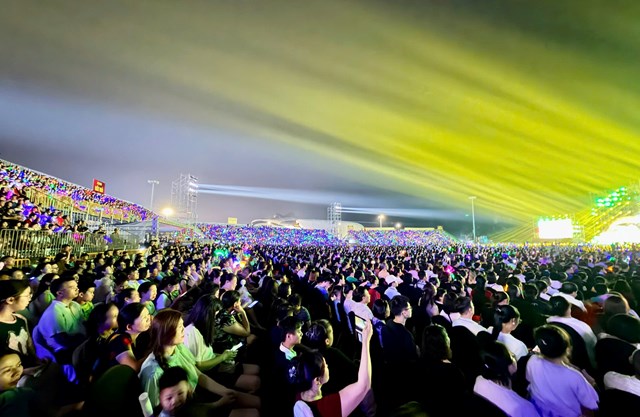 Lễ khai mạc Liên hoan Phát thanh toàn quốc lần thứ XVII - Quảng Ninh 2026 diễn ra tối 11/4 tại Quảng trường 30/10, thu hút đông đảo đại biểu và công chúng tham dự.