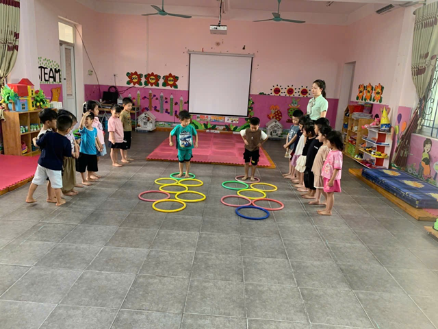 Giờ thể dục của c&aacute;c trẻ lớp 4 tuổi B, Trường Mầm non Ph&uacute; Xu&acirc;n A