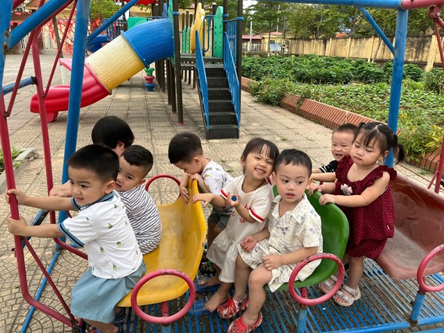 Hoạt động vui chơi ngo&agrave;i trời của học sinh Trường Mầm non Ph&uacute; Xu&acirc;n A