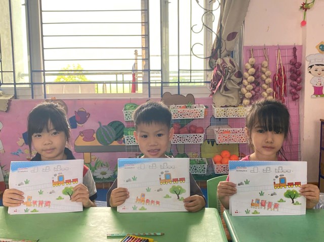 C&aacute;c b&eacute; lớp 5 tuổi Trường Mầm non Ph&uacute; Xu&acirc;n A trong giờ hoạt động tạo h&igrave;nh, vẽ tranh