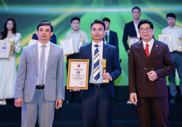 Ông Lê Xuân Chung – Giám đốc Công ty TNHH Thương mại Dược phẩm Vera Sunshine nhận danh hiệu “Top 10 Thương hiệu Dược phẩm Việt Nam uy tín tin dùng 2026”